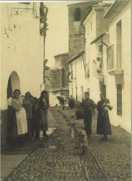 Grupo de mujeres y niños en la Calle del Salvador. Plasencia.