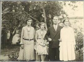 Retrato de grupo de dos  mujeres, una niña y un hombre.