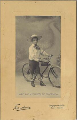 Retrato de un niño con una bicicleta