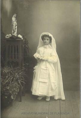 Retrato de una niña vestida de comunión
