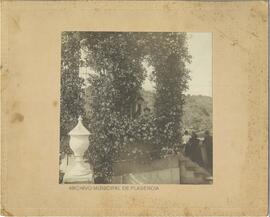 Retrato de dos mujeres en un jardín