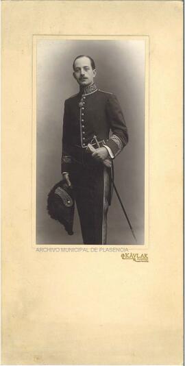 Retrato de hombre vestido con uniforme militar. (Madrid)