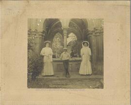 Retrato de dos mujeres y un niño. Monasterio de Guadalupe.