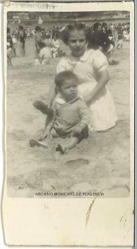 Retrato de una niña y un niño en la playa