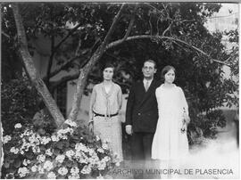 Retrato de grupo de una mujer, una niña y un hombre.