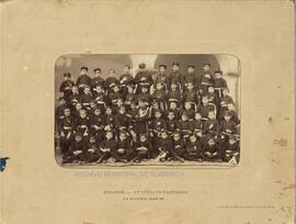 Retrato de grupo de los alumnos del colegio Apóstol Santiago (La Guardia, Pontevedra)