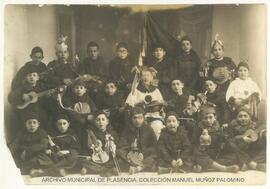 Retrato de grupo de la Rondalla Placentina disfrazados para Carnaval. Plasencia.