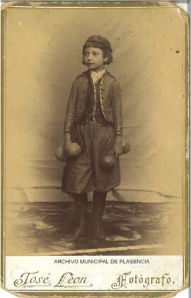 Retrato de María Eugenia Sánchez-Ocaña Silva de niña disfrazada.