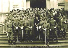 Retrato de grupo de militares junto con Lola Simón. Plasencia.