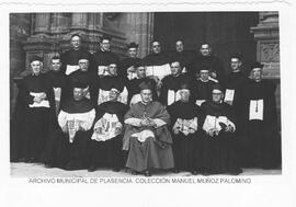 Retrato de grupo del Cabildo con el Obispo Juan Pedro Zarranz y Pueyo. Catedral de Plasencia.