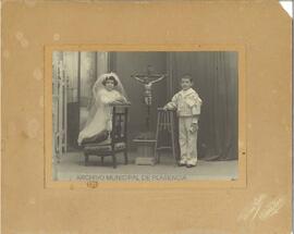 Retrato de una niña y un niño vestidos de comunión (Ciudad Real)