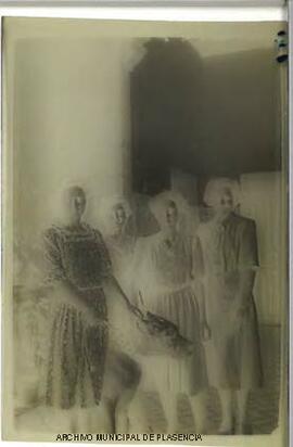 Retrato de grupo de cuatro mujeres con un perro