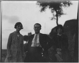 Retrato de grupo de dos  mujeres y un hombre