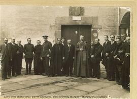 Retrato de grupo de hombres, autoridades civiles y religiosas. Palacio Episcopal. Plasencia