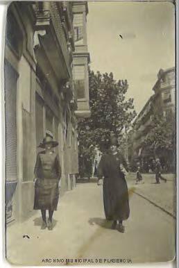 Retrato de dos mujeres paseando