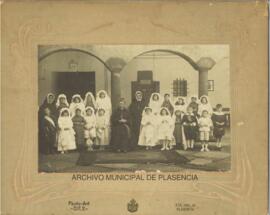 Retrato de grupo de niñas de Primera Comunión