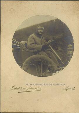 Retrato de Fernando Sánchez -Ocaña Silva conduciendo un automóvil (Madrid)